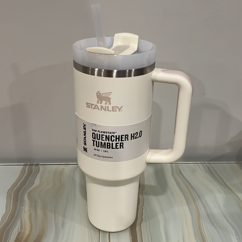 BRAND NEW
40 oz Stanley adventure quencher tumbler
Color: Cream